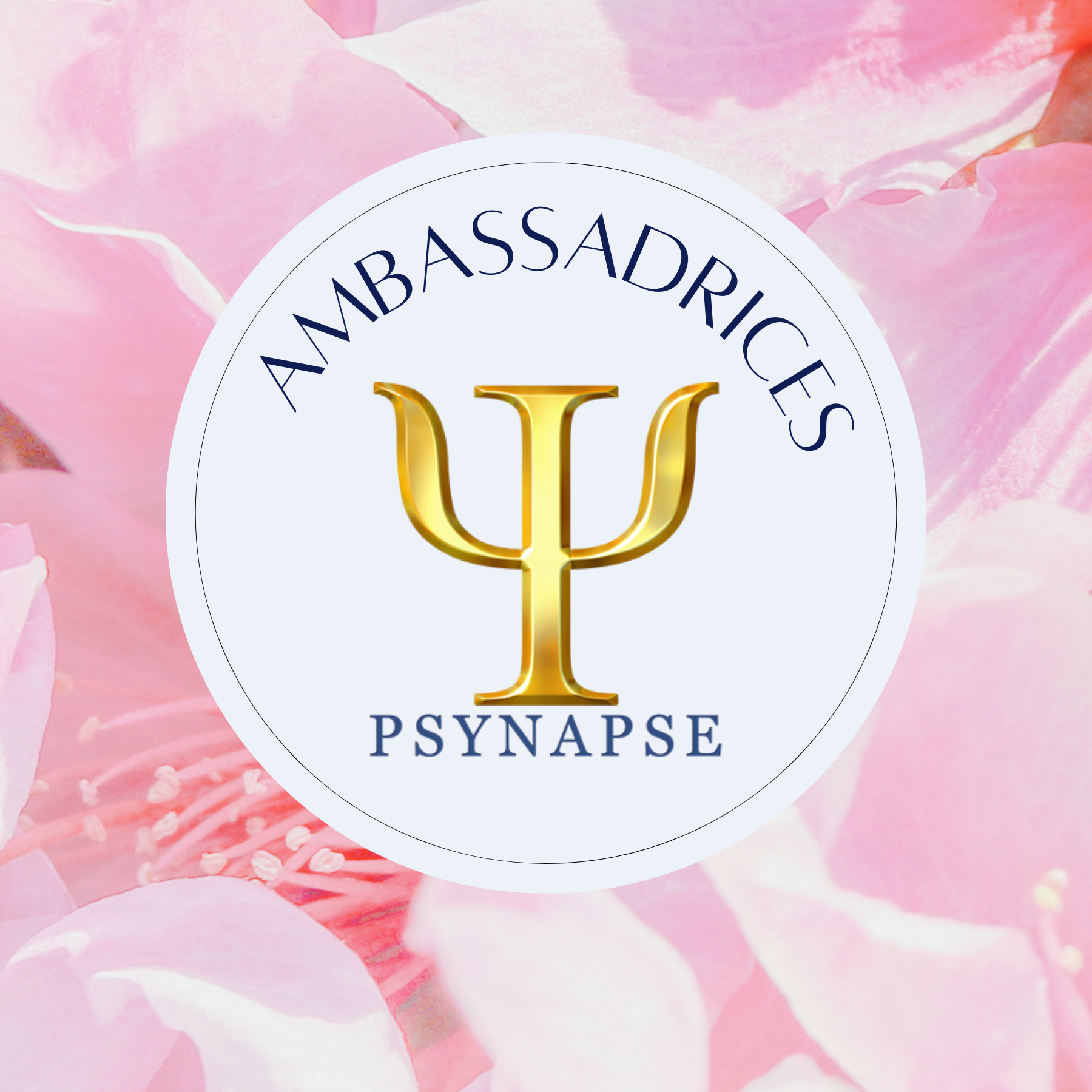 Logo d'une organisation appelée 'Ambassadrices PSYNAPSE' avec un symbole grec en or au centre, sur un fond rose de fleurs.