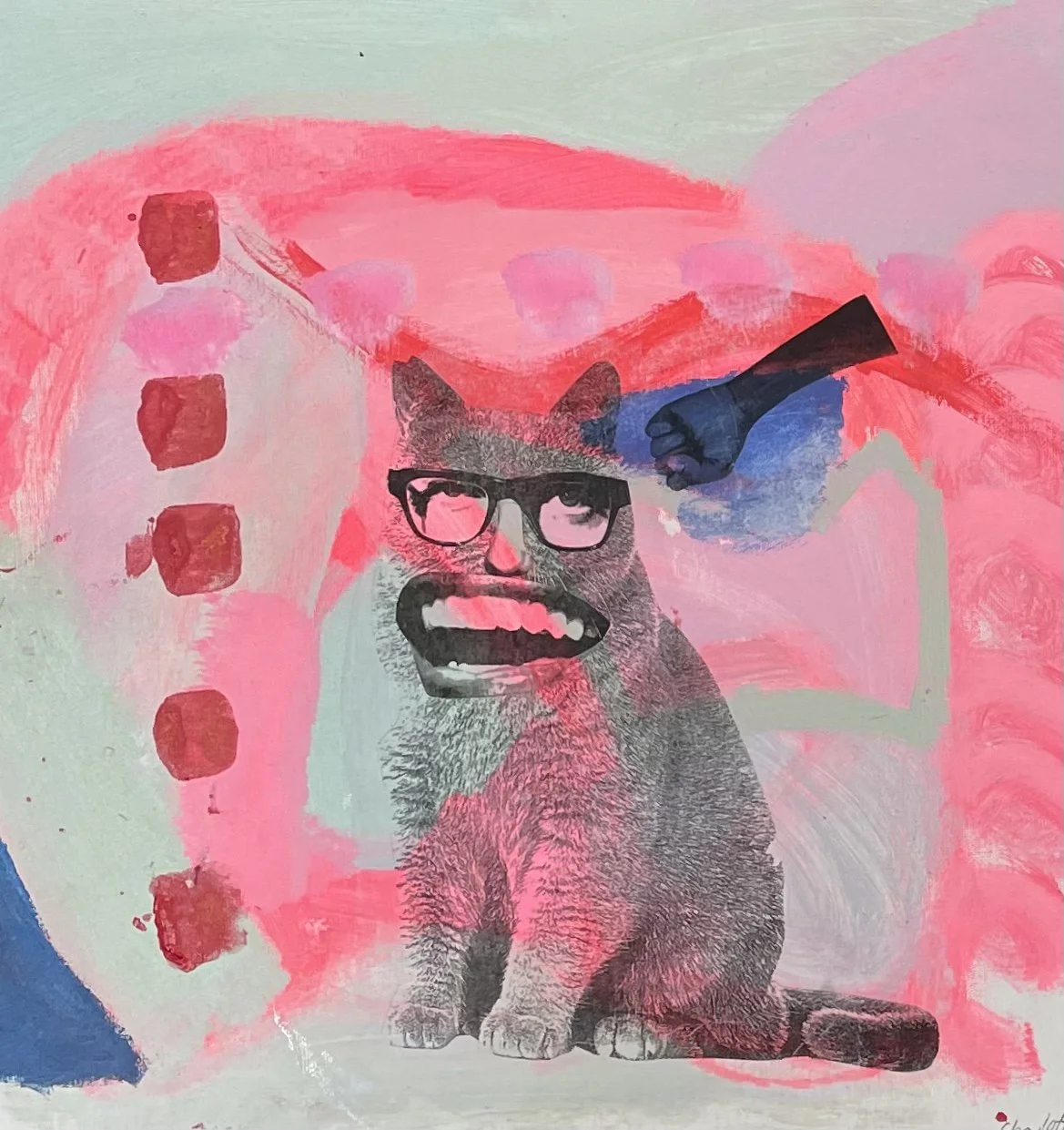 Kreatives Kunstwerk mit einem Hund, der Brille trägt, mit einem offenen Mund und großer Zunge, umgeben von pinken, blauen und roten Farbspritzern und Formen, inklusive einer schwarzen Fäuste und roter Quadrate.