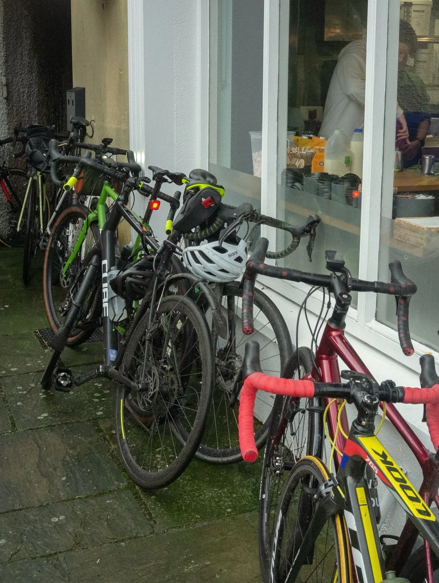 Scenes from last weekend&rsquo;s ride.
The Gods of Cycling granted us a three-hour truce: sun, no rain. We went for it.
Spring is close. One last push.