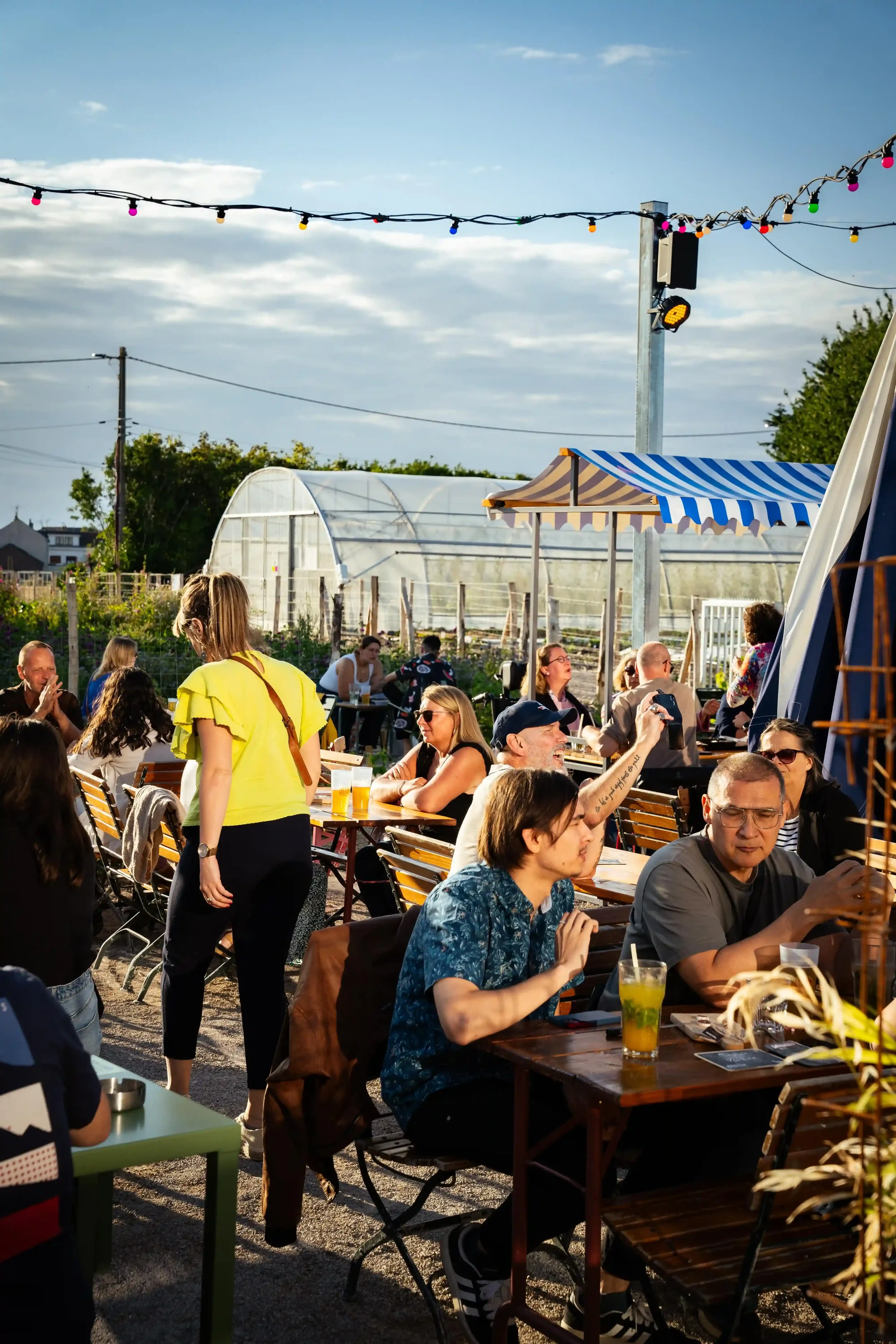 clients sur la terrasse de cageot.