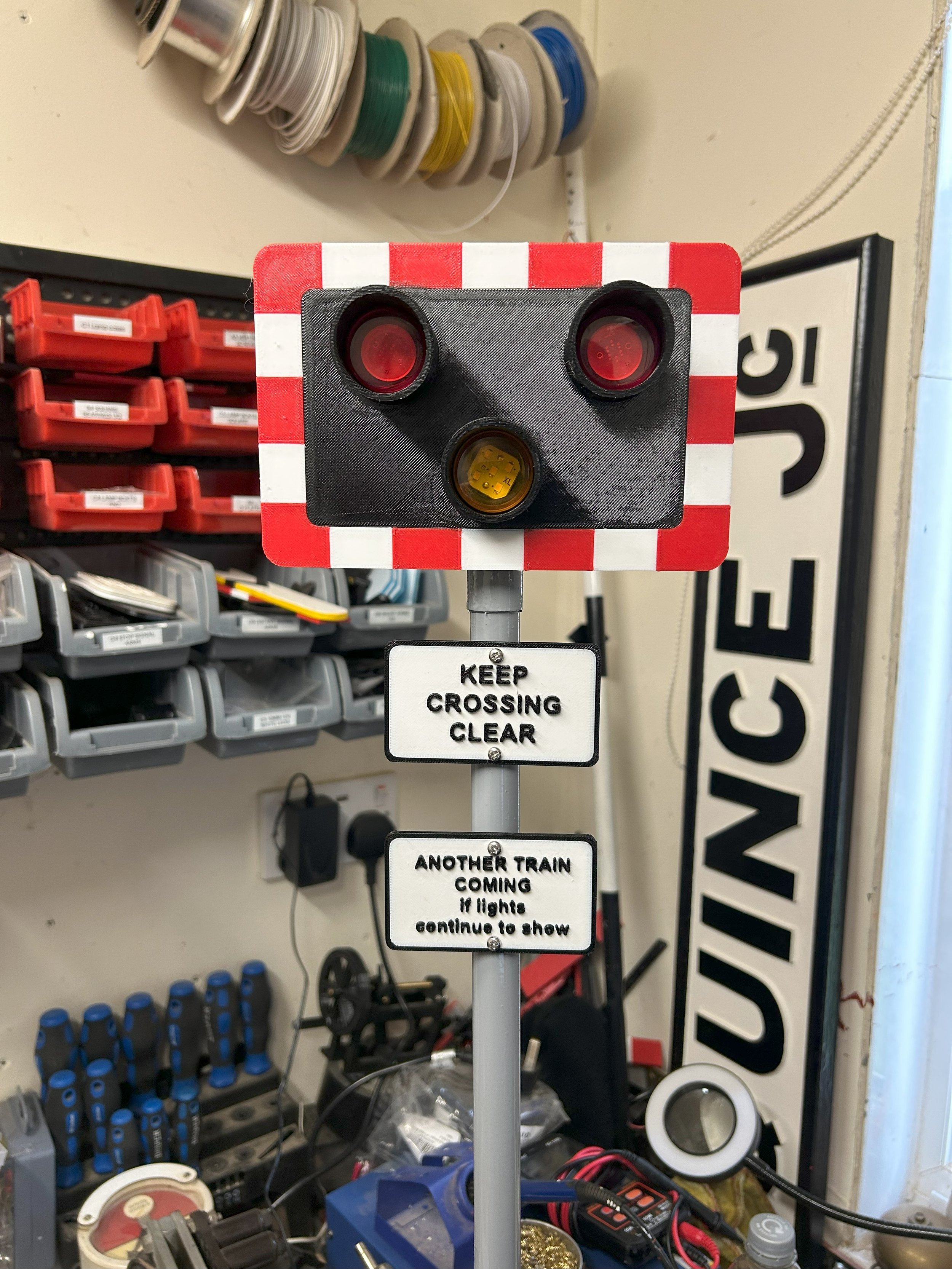 Single level crossing wig-wag