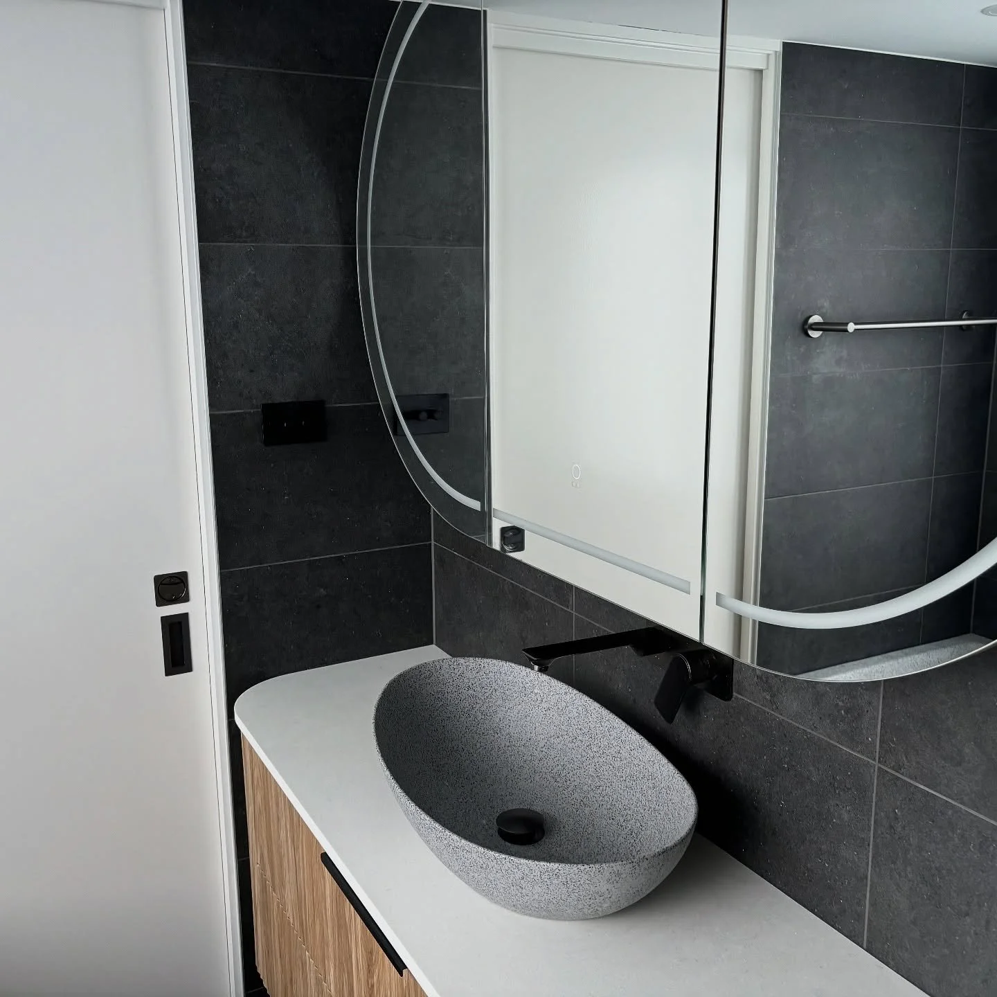 Ensuite Bathroom | Waverley, Sydney

#bathroomreno #ensuitebathroom #luxebathroom #bathroomdesign #sydneybuilder