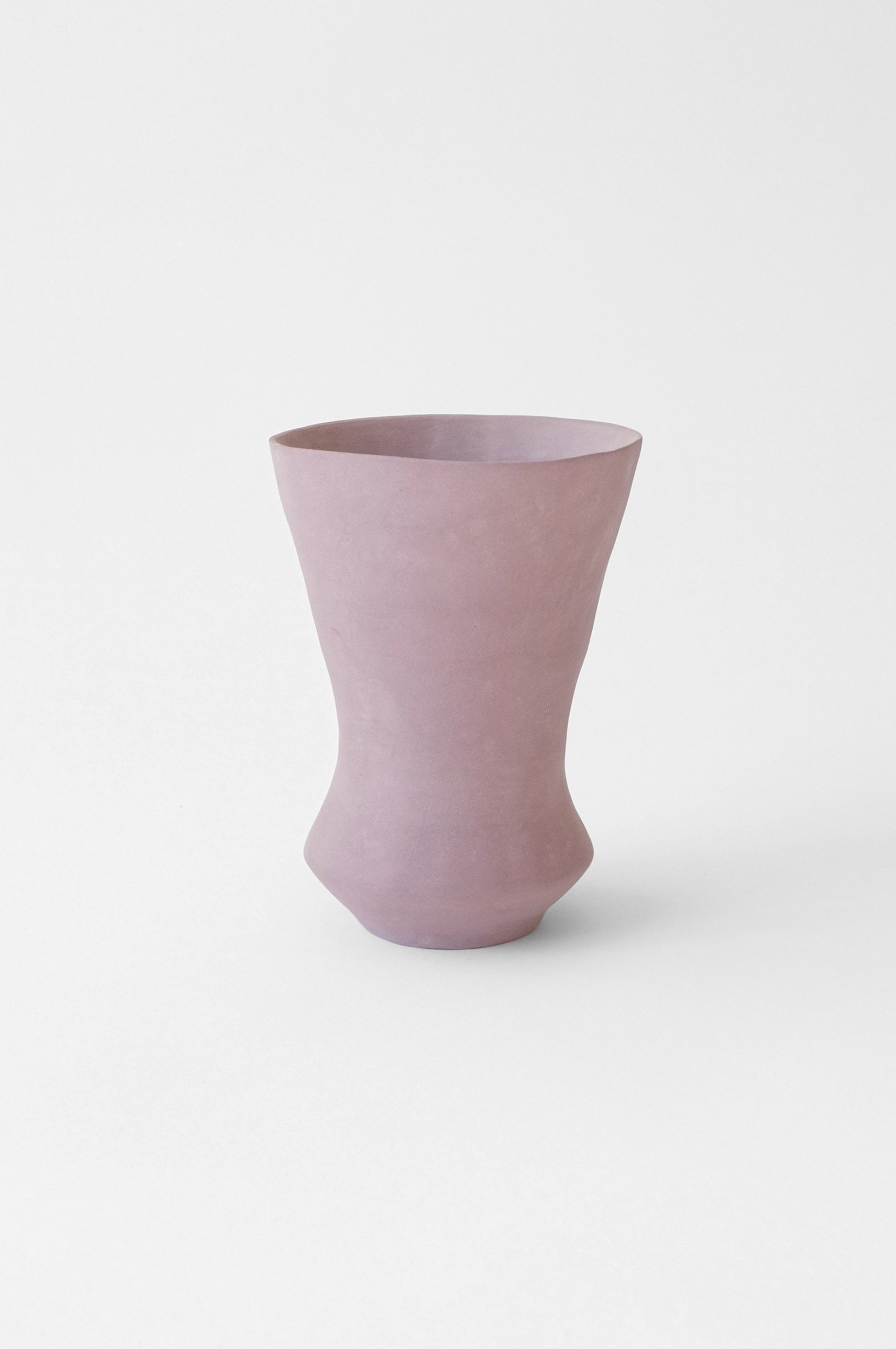 “Lilac Vase”
Stained White Stoneware
H 17cm W 13cm
2024
