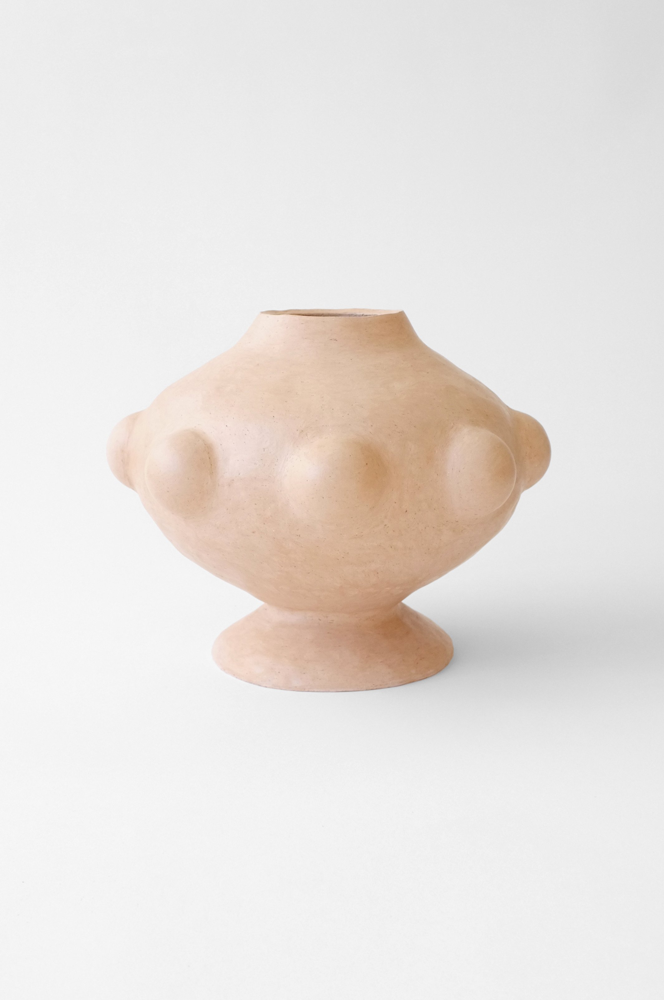 “UFO Vase”
Stained White Stoneware
H 28.5 W 35cm
2024