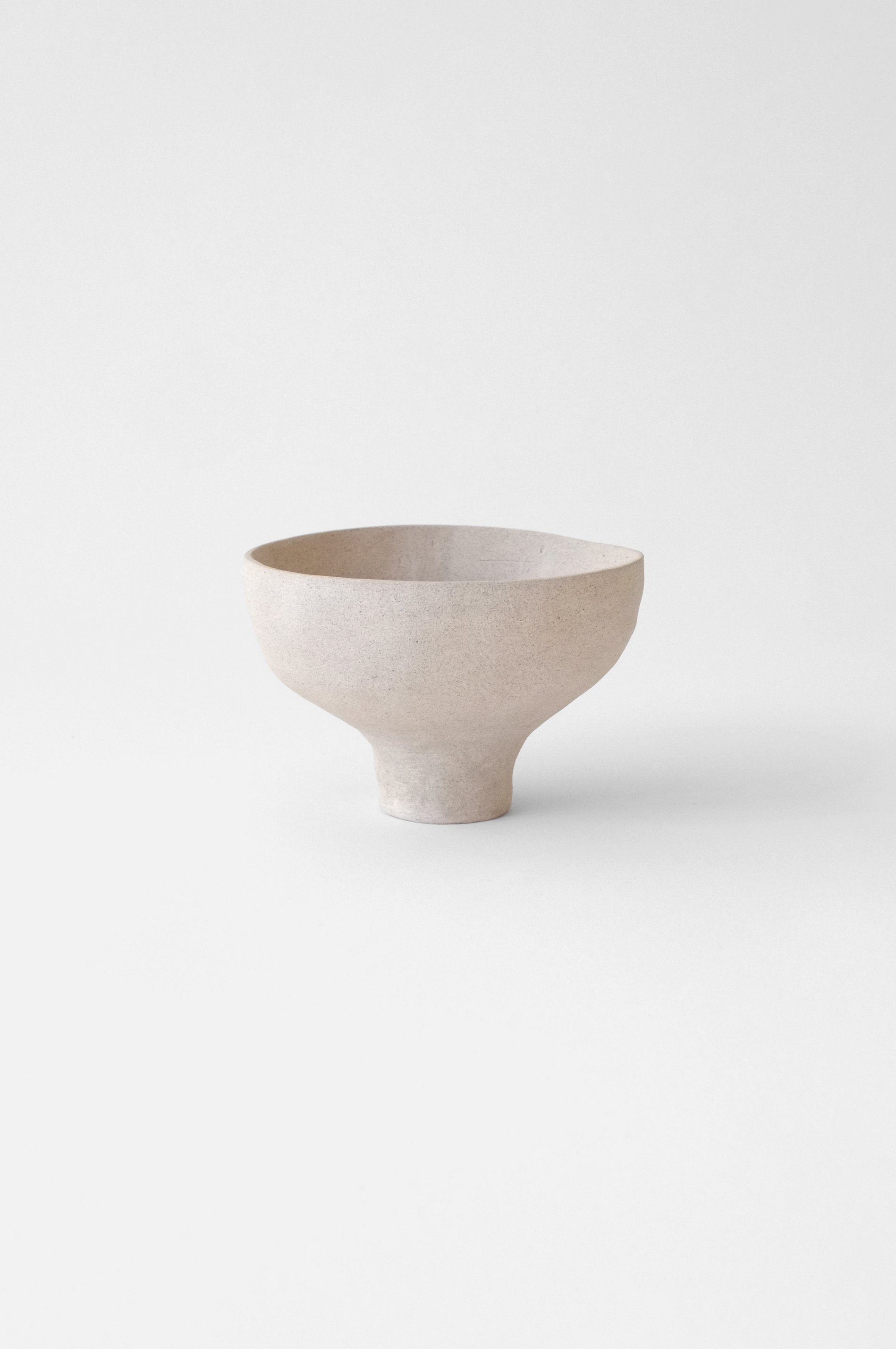 “Footed Bowl”
Stained White Stoneware
H 9cm W 14cm
2024