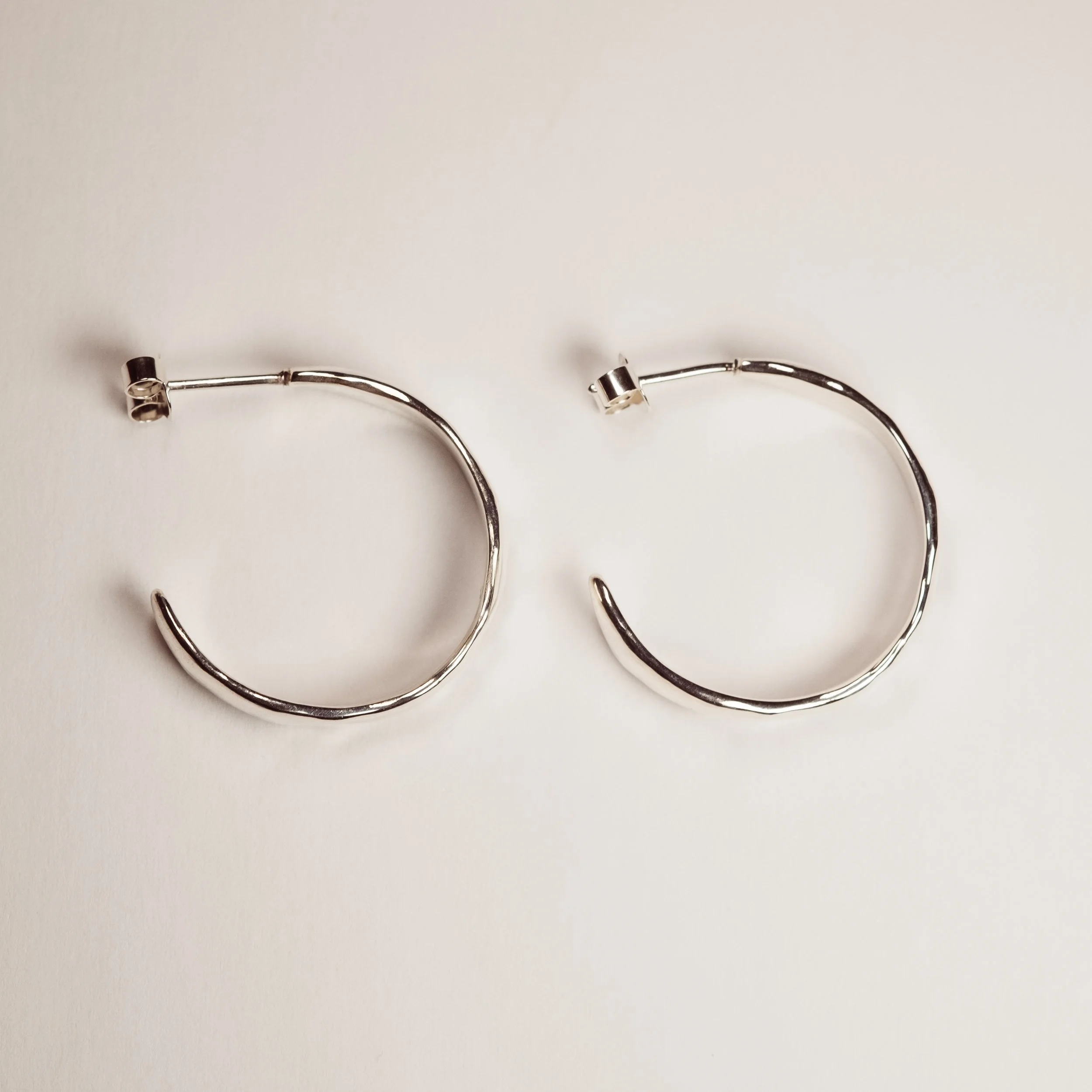 Exclusieve zilveren oorringen - ook verkrijgbaar in goud 18k- ontworpen door goudsmid te Brugge.