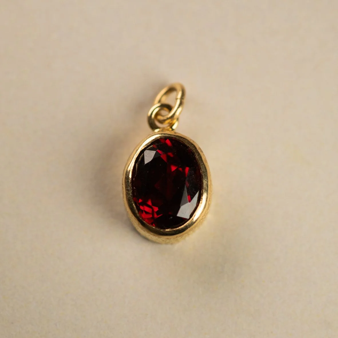 Hanger JULIA met rode granaat