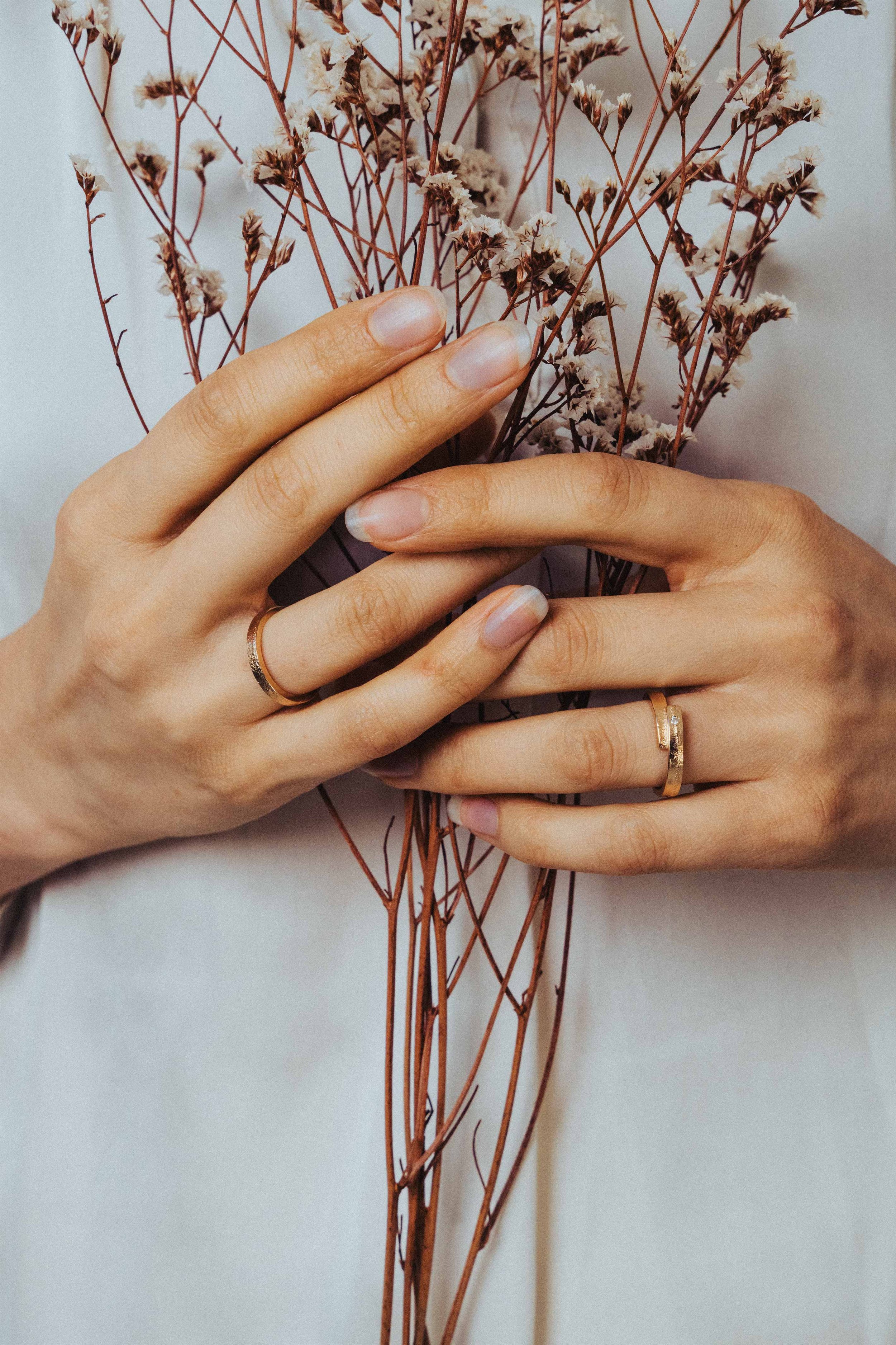 Trouwringen op maat gemaakt in 18K goud met edelsteen door Salvador Jewels