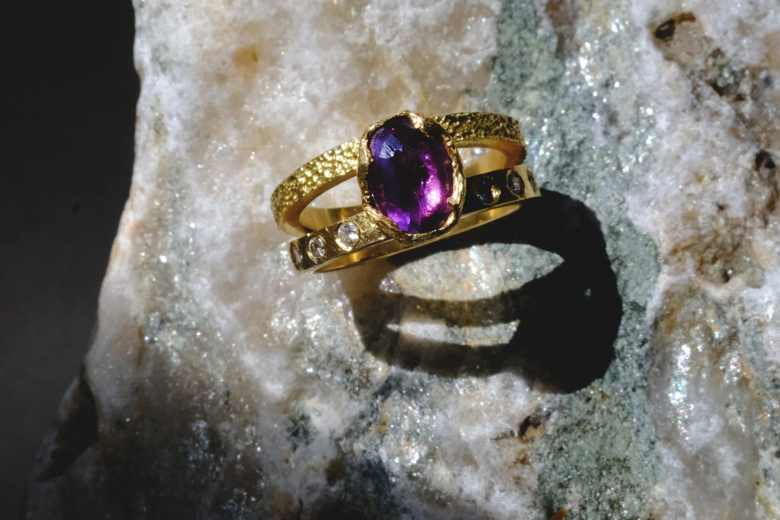 Exclusieve verlovingsring op maat met creatieve zetting voor saffier en diamant in 18k goud