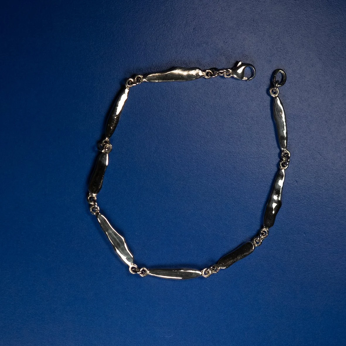 Exclusieve zilveren of gouden armband ontworpen en gemaakt in eigen workshop te Brugge.