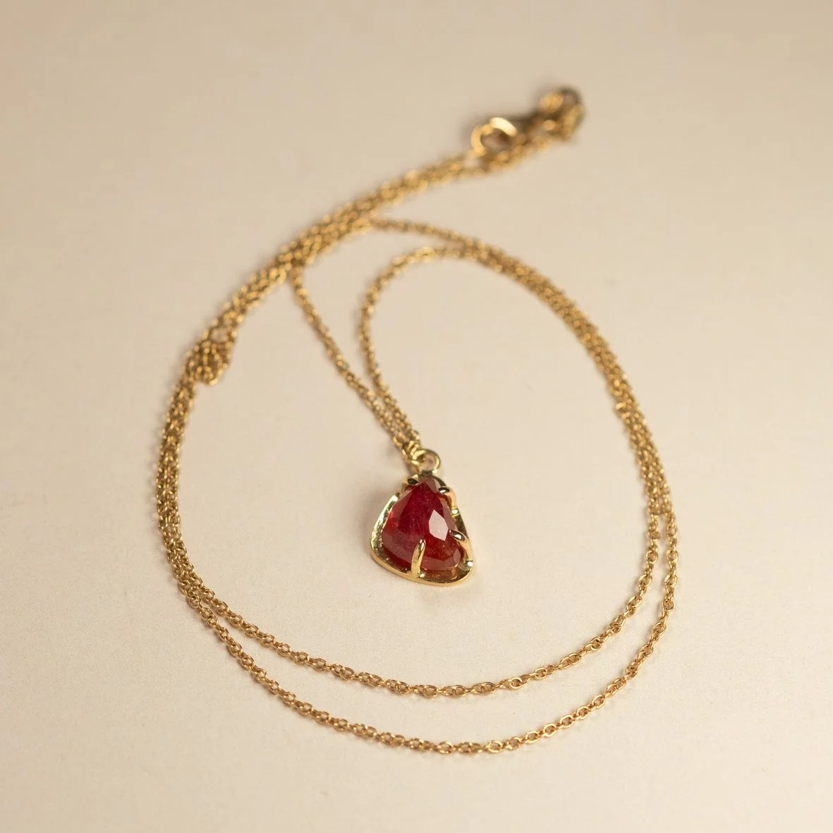 kettingHelsinki-goud-robijn-salvador-Brugge-3.jpg