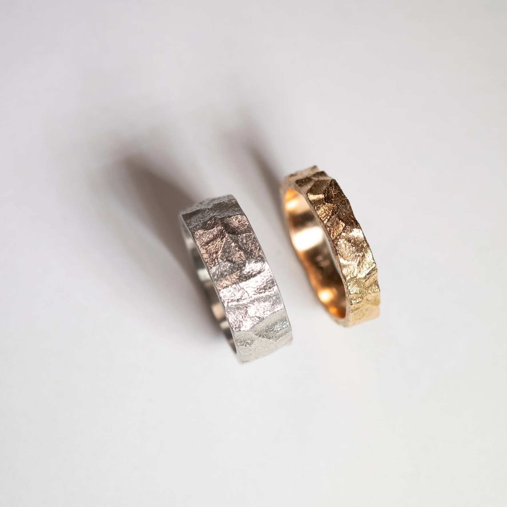 Ringen in 18k goud met structuur ontworpen door goudsmid van Salvador Jewels uit Brugge