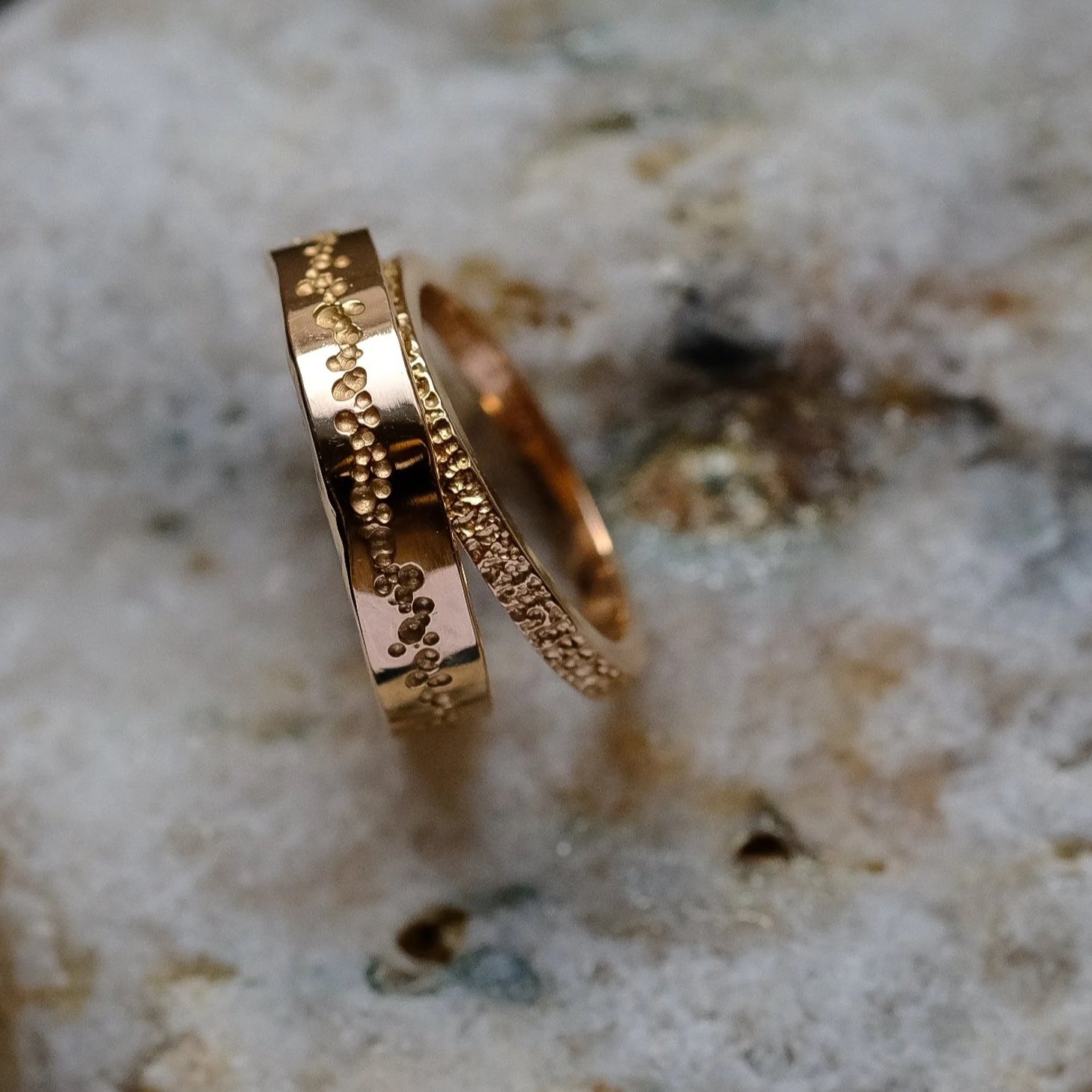 Handgemaakte trouwringen in 18k geel goud model steps door Salvador Jewels uit België