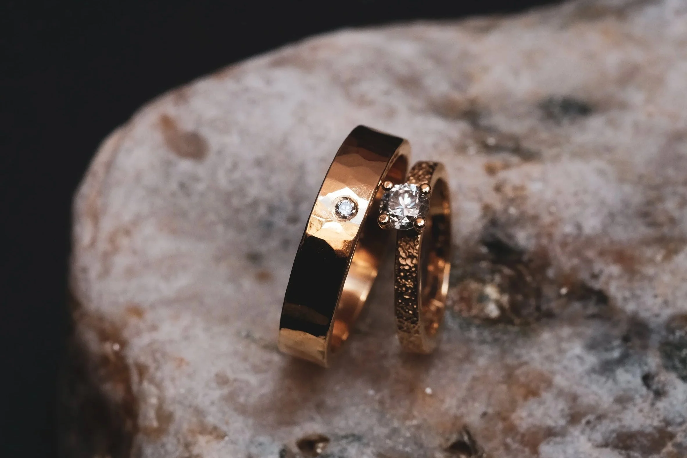 Handgemaakte trouwring in 18k rose goud solitair met briljant