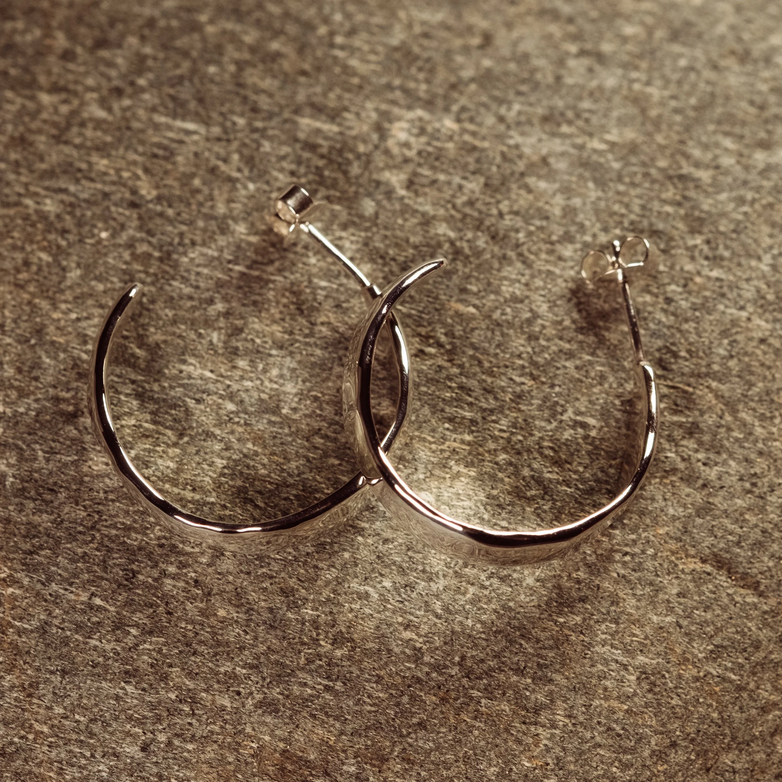 Exclusieve zilveren oorringen - ook verkrijgbaar in goud 18k- ontworpen door goudsmid te Brugge.