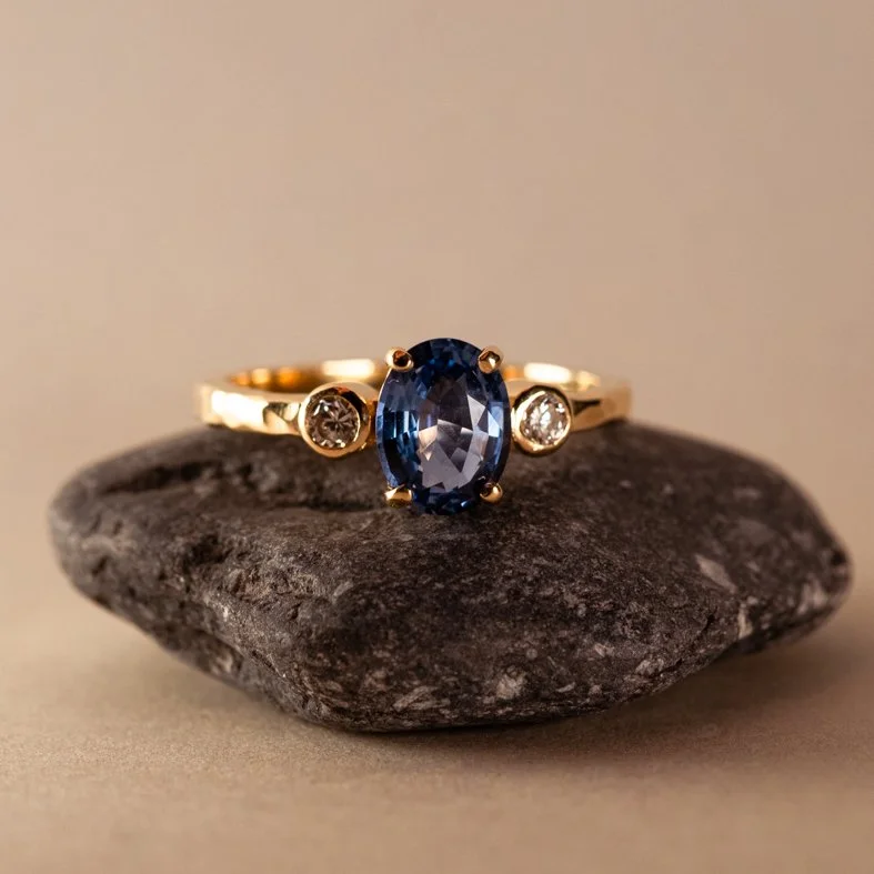 Exclusieve handgemaakte verlovingsring in 18k goud met saffier en diamant  in atelier te Brugge gemaakt