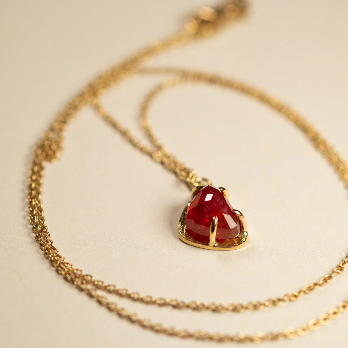 kettingHelsinki-goud-robijn-salvador-Brugge-2.jpg