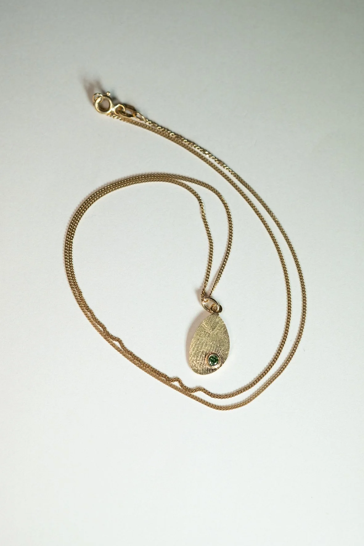 18K gouden ketting met vingerafdruk en groene diamant op maat gemaakt door Salvador Jewels