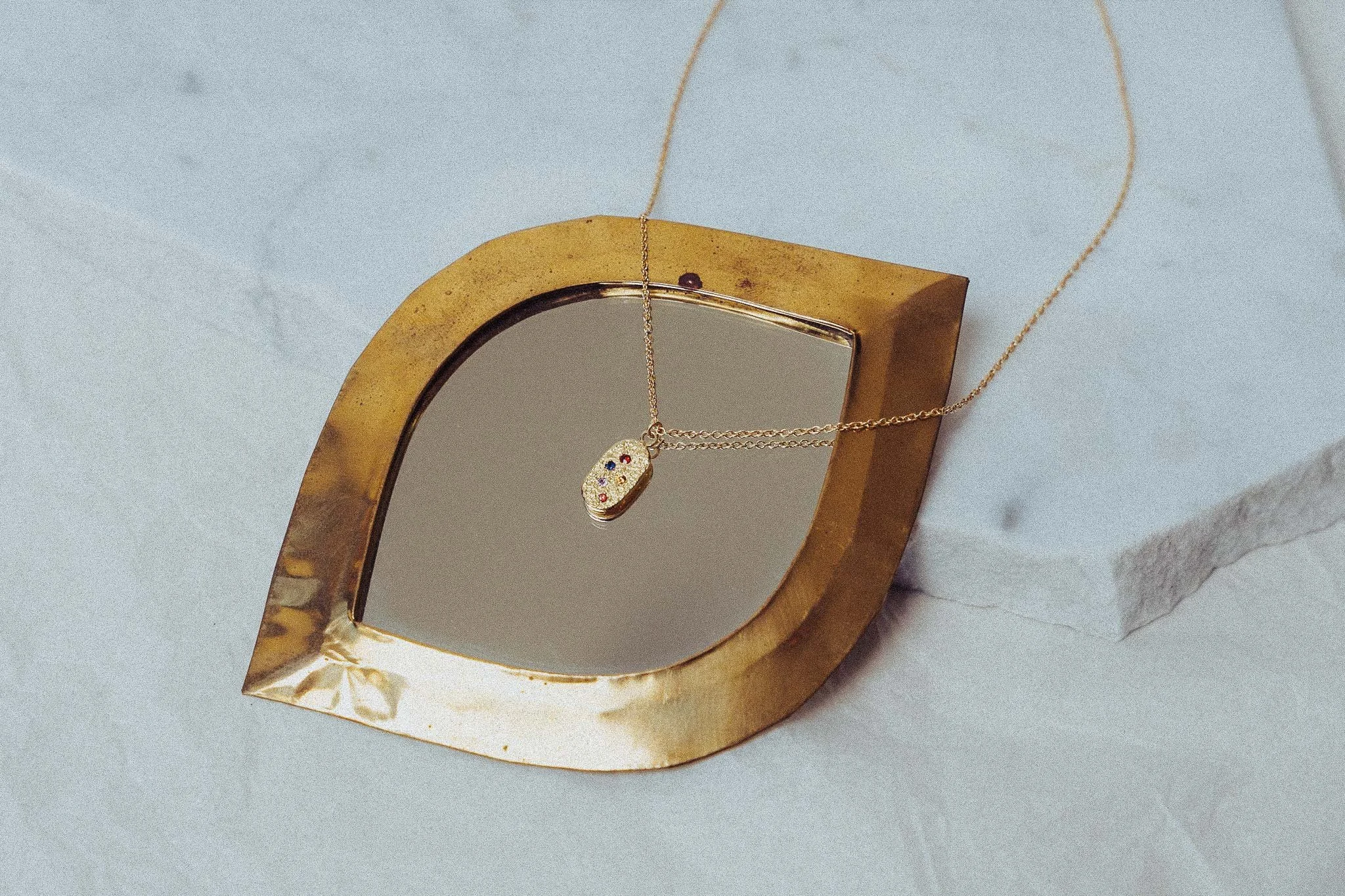 Unieke 18k gouden hanger Barcelona met saffieren gemaakt door ontwerper Jonas Maes te Brugge