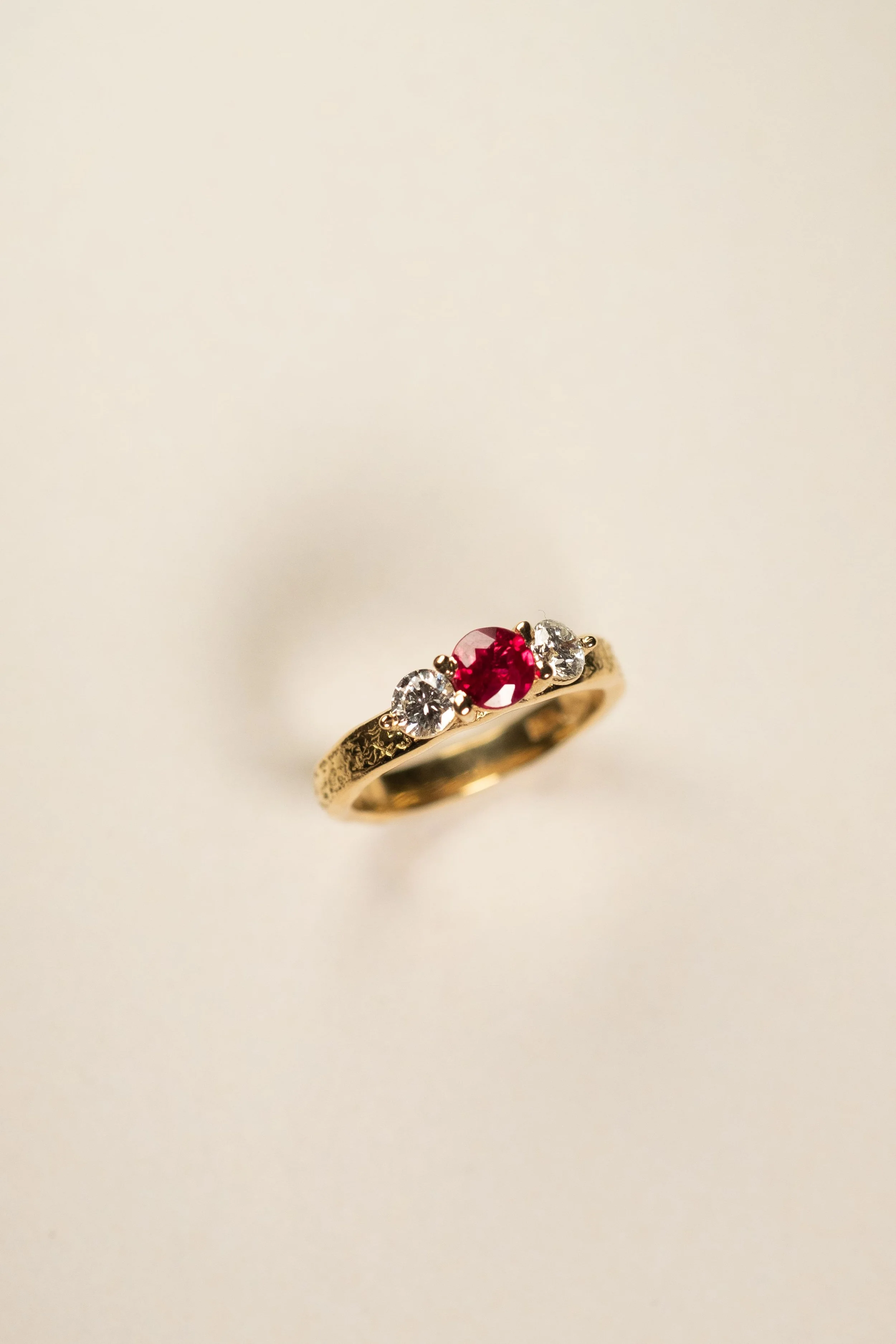 Unieke 18k gouden verlovingsring met een robijn en twee diamanten handgemaakt in eigen atelier te Brugge