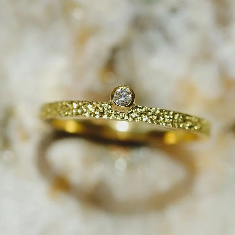 Unieke handgemaakte ring in 18k goud met briljant