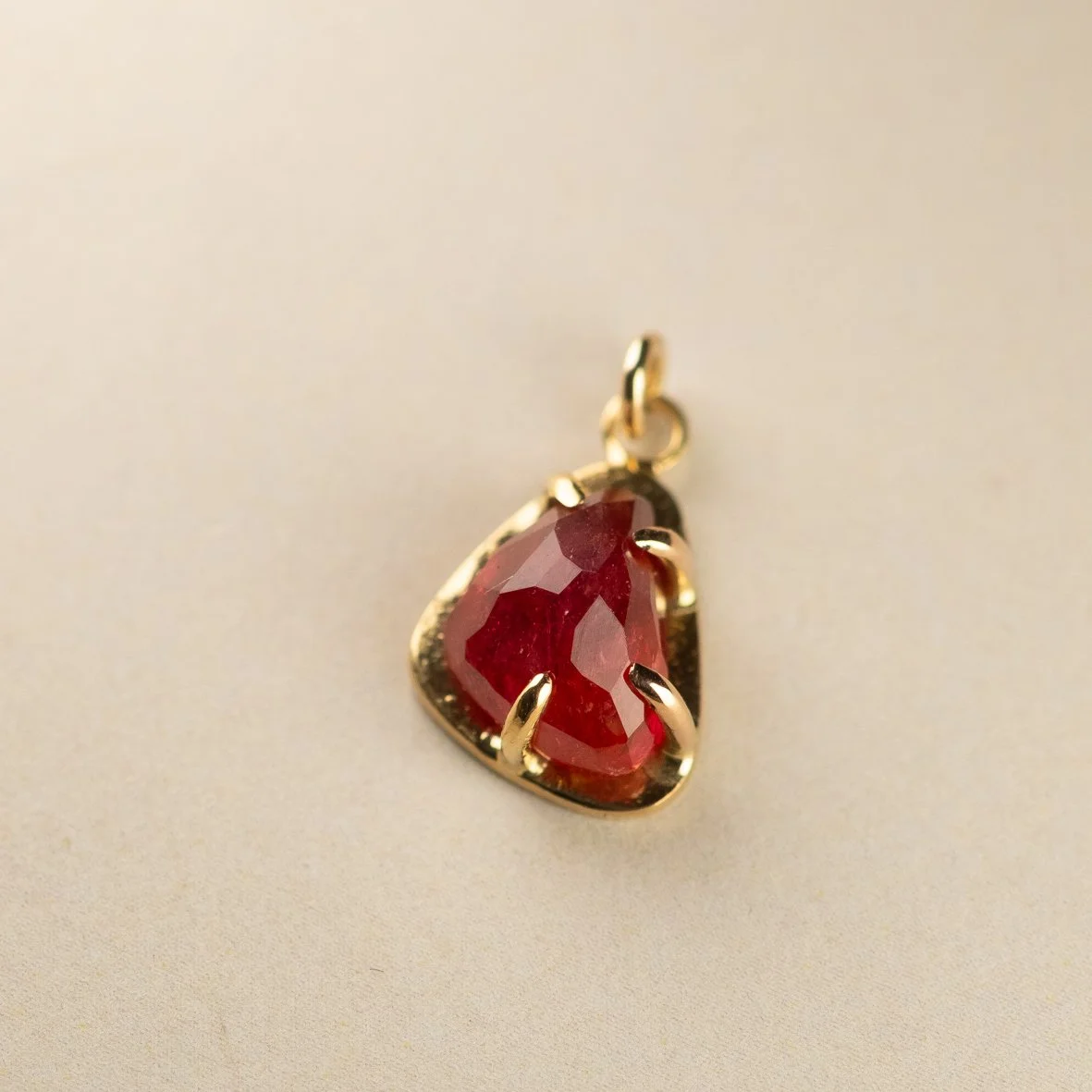 Hanger HELSINKI met robijn