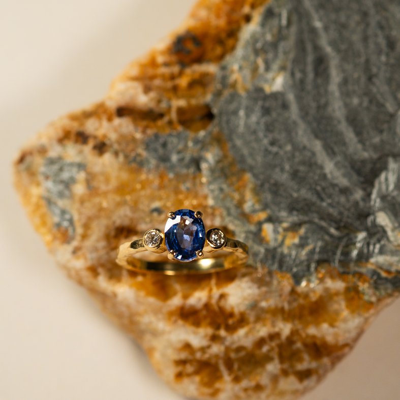 Design van unieke handgemaakte verlovingsring in 18k geel goud met saffier en diamant gemaakt door goudsmid in eigen atelier te Brugge.