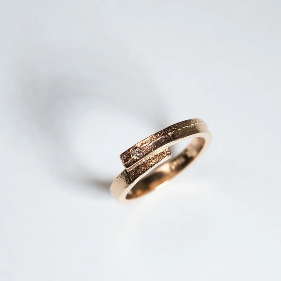 18k gouden trouwringen met diamant in zand gegoten door Salvador Jewels uit Brugge