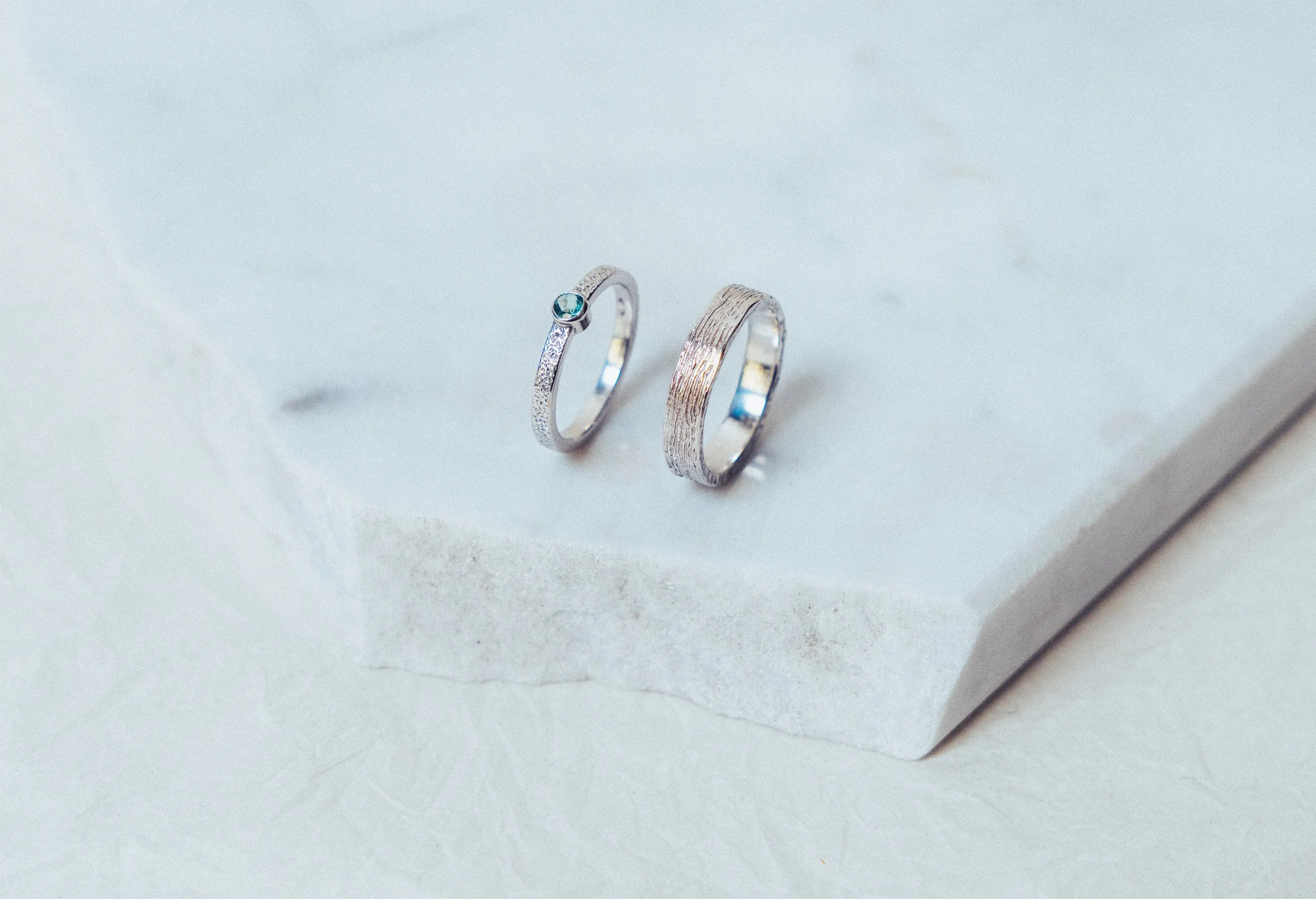 18k wit gouden ring met structuur en toermalijn uit atelier van Salvador Jewels