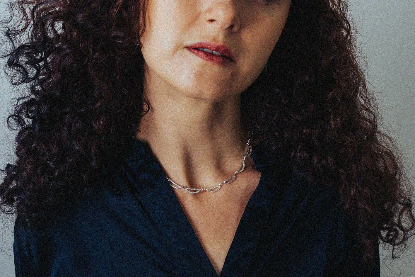 HERA zilver collier met Lara.jpg