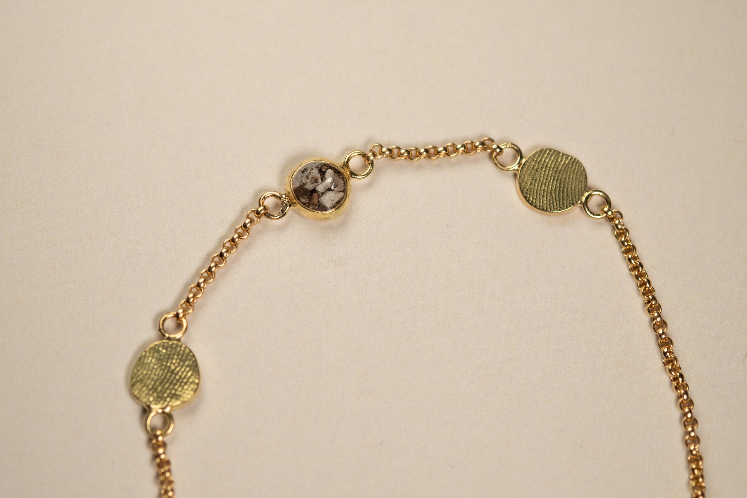 Hqndgemaakte 18k gouden armband met as en vingerafdrukken