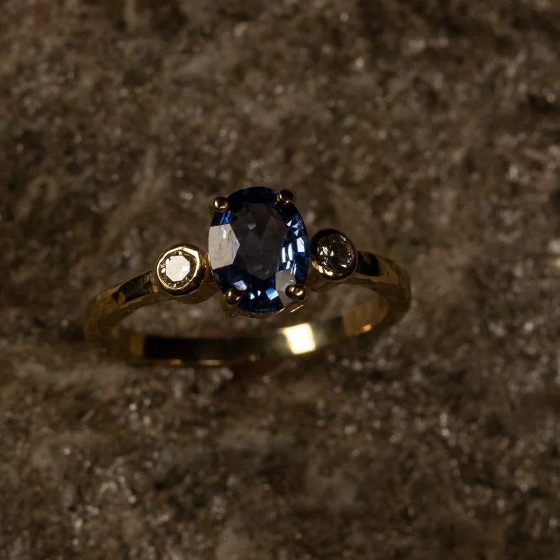 Exclusieve handgemaakte verlovingsring in 18k geel goud met saffier en briljant diamant in atelier te Brugge gemaakt.