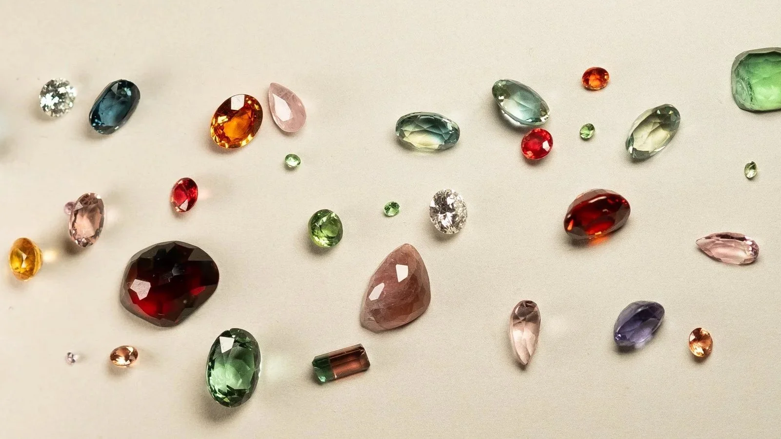 Assortiment van unieke edelstenen bij Salvador jewels uit Brugge: diamant-saffier-topaas-robijn-toermalijn-granaat-aquamarijn
