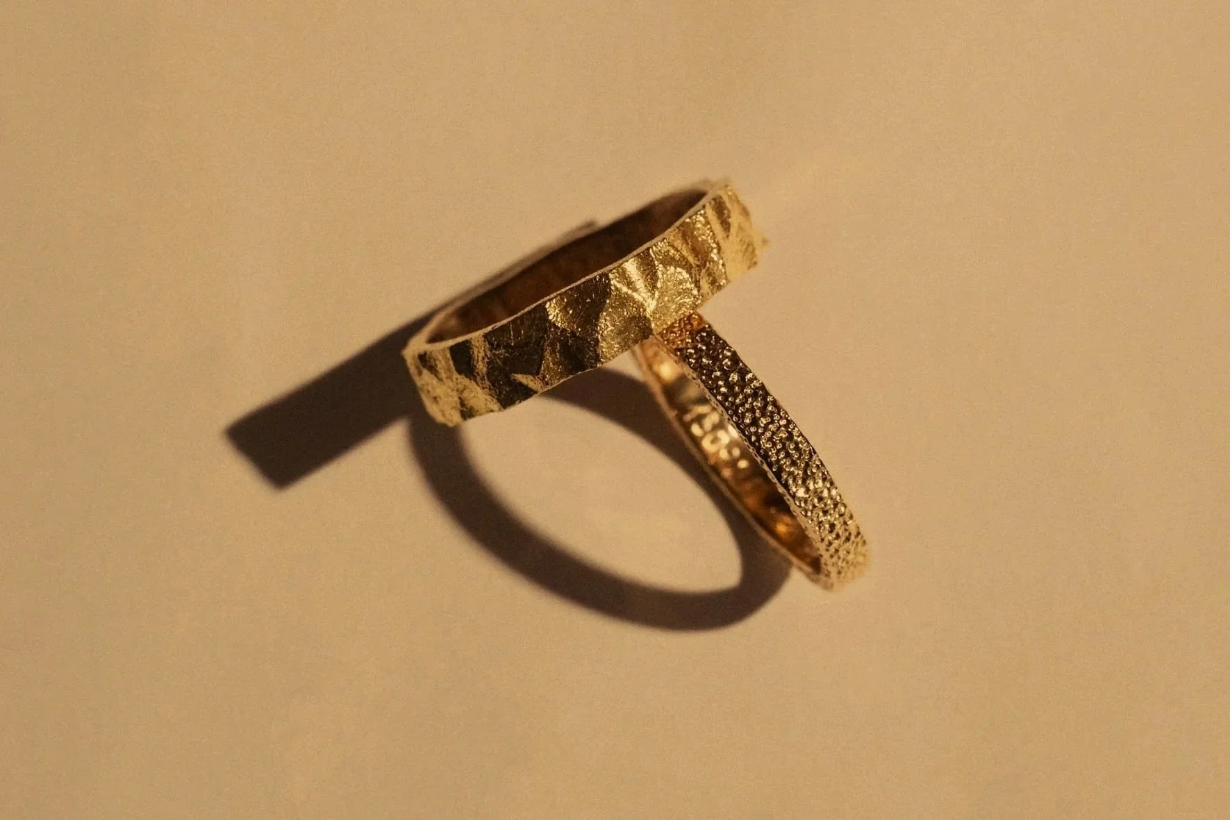 Trouwringen in 18k goud met unieke structuur handgemaakt door Salvador Jewels