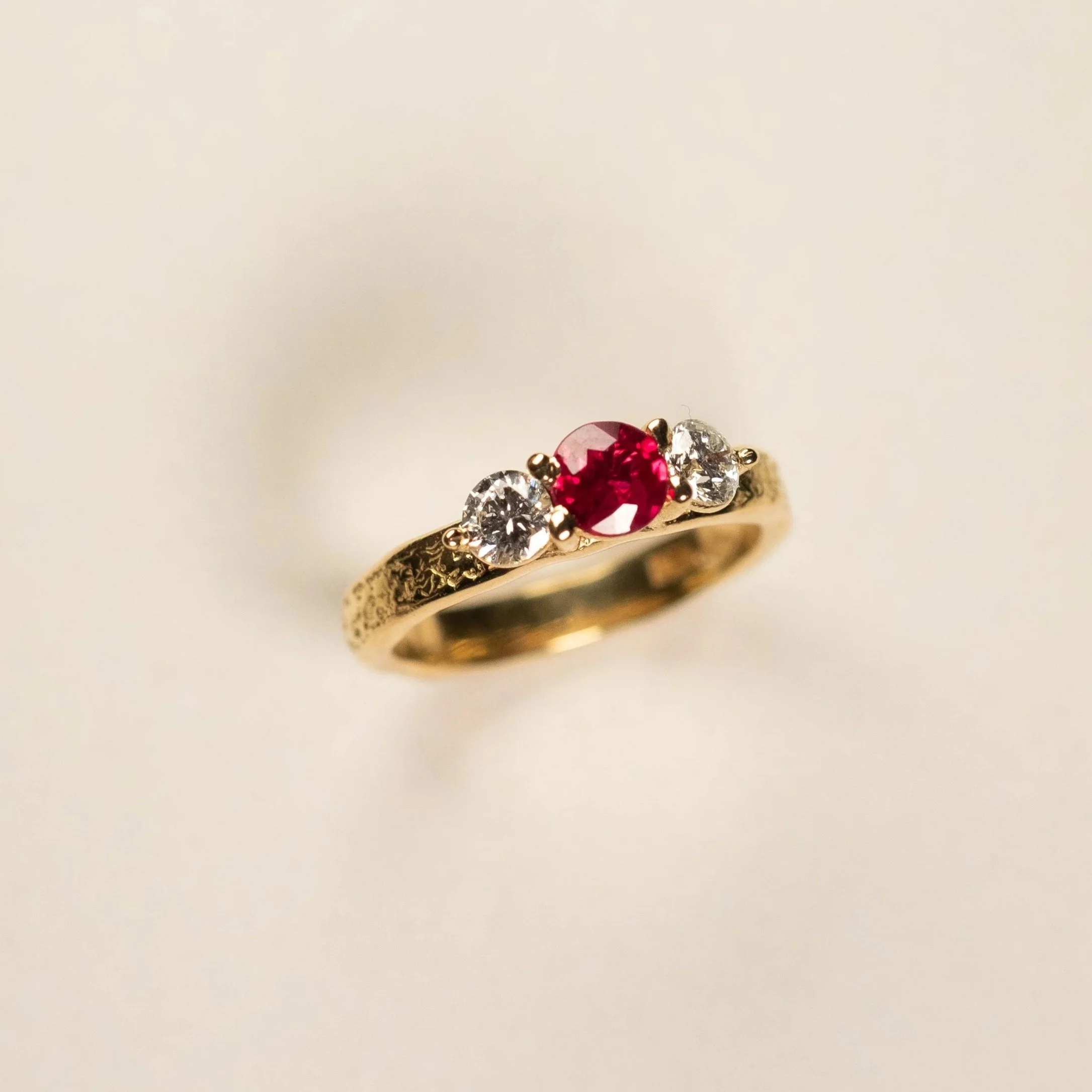 Exclusieve handgemaakte verlovingsring met rode robijn en twee diamanten gemaakt door Salvador Jewels uit Brugge