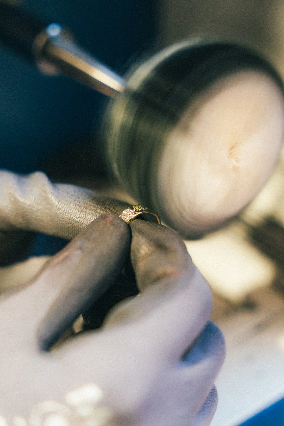 Gerenomeerdd goudsmid Hazel Neels poliert een ring in 18 goud