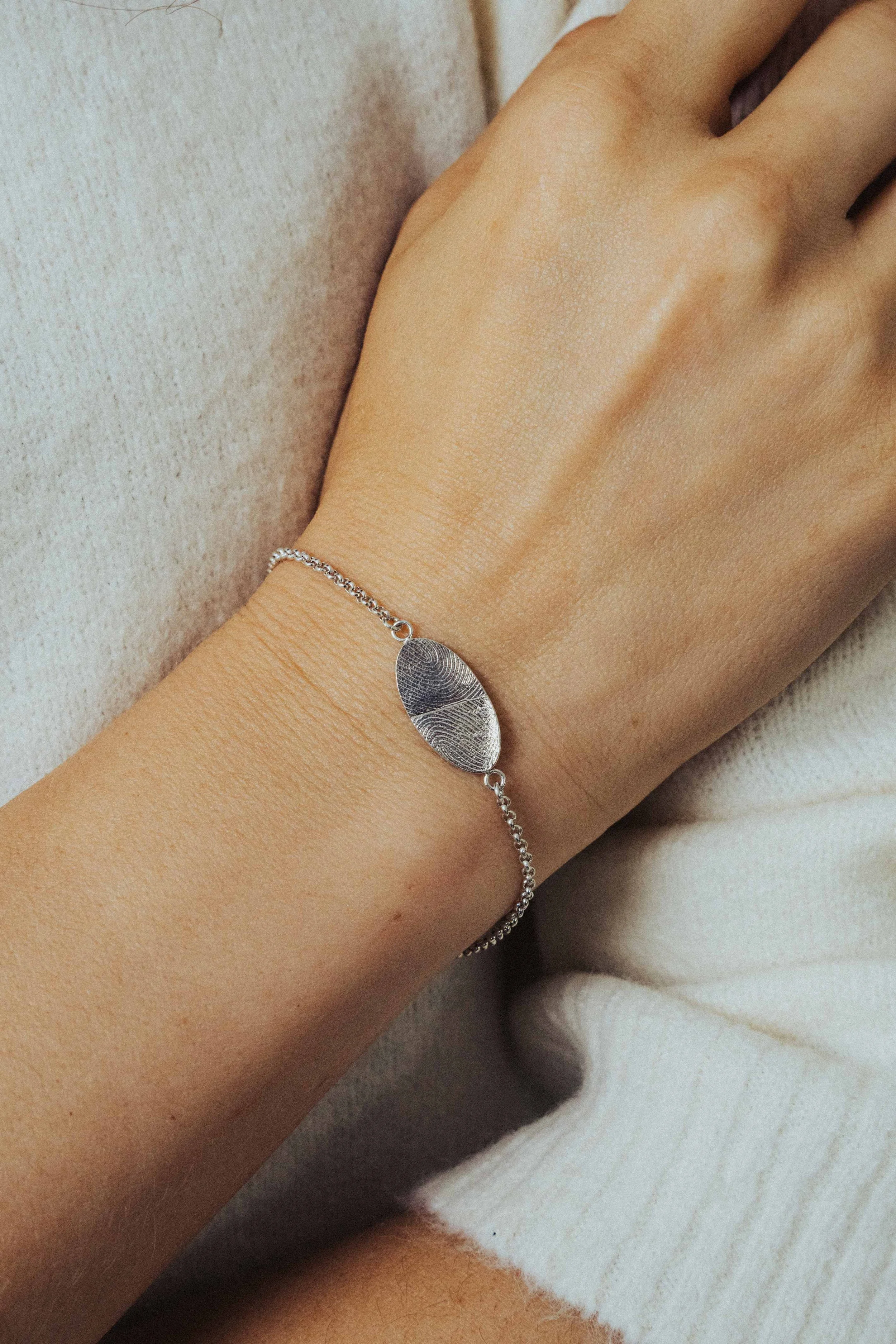 Rouwjuweel in wit goud met een vingerafdruk op maat van de klant