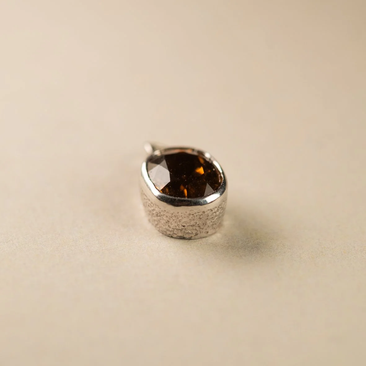 Hanger-wit goud-bruine toermalijn-Brugge-2.jpg