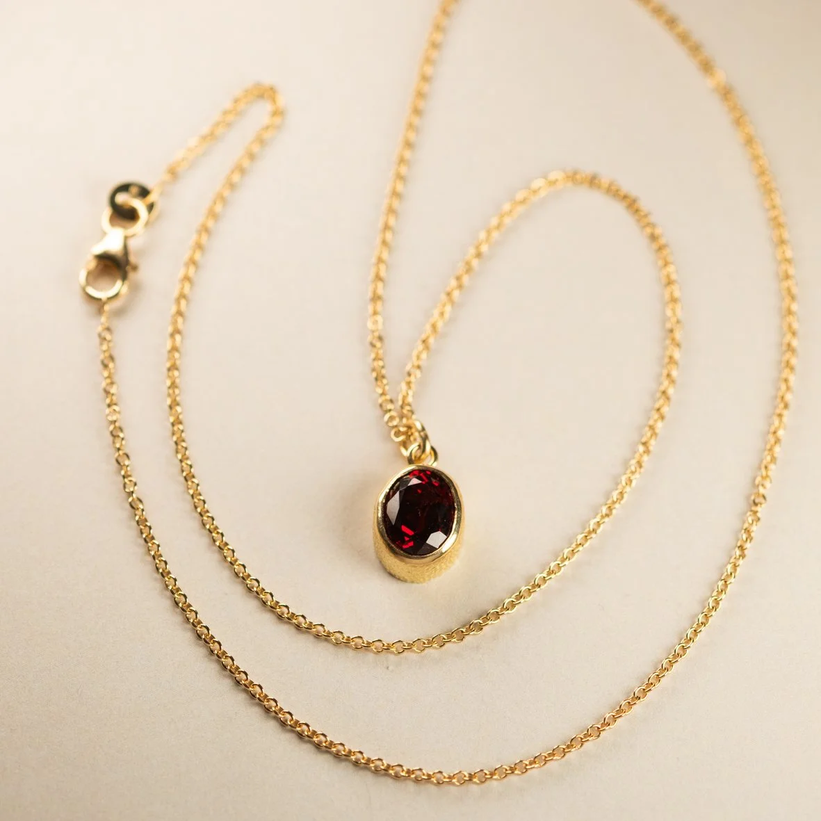 Ketting JULIA met rode granaat