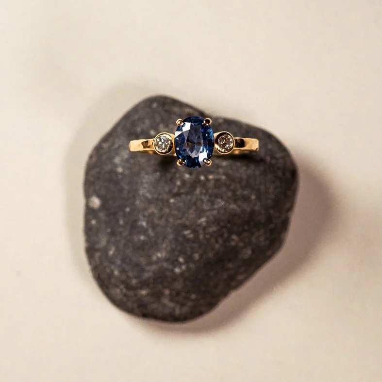 Exclusieve handgemaakte verlovingsring in 18k goud met saffier en briljant diamant in atelier te Brugge gemaakt