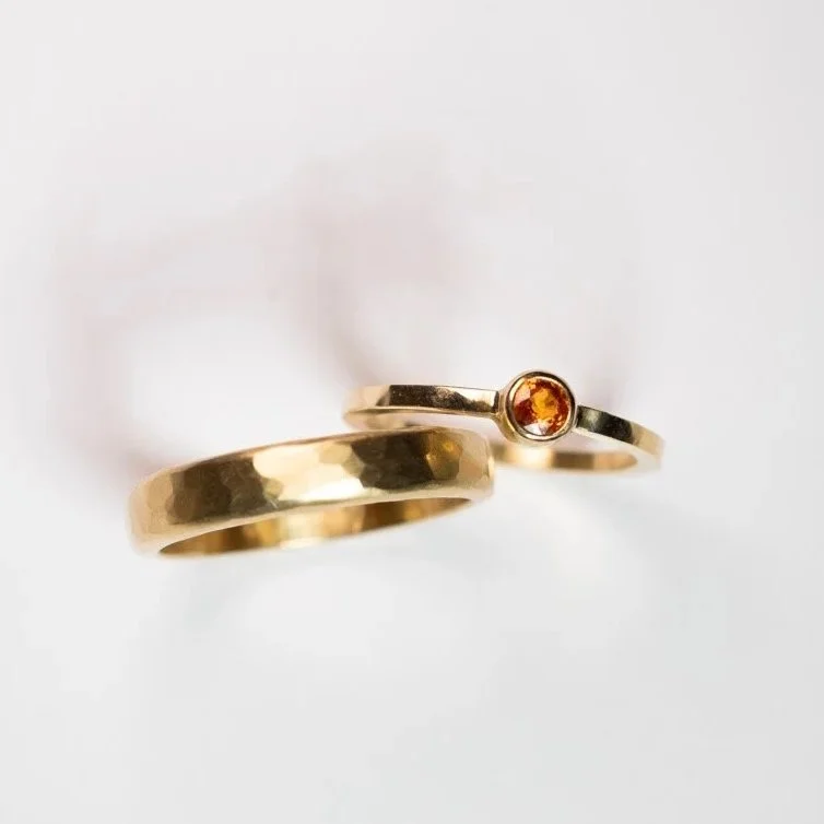 Handgemaakte trouwringen in 18k geel goud met een oranje saffier gemaakt door Salvadore Jewels uit België