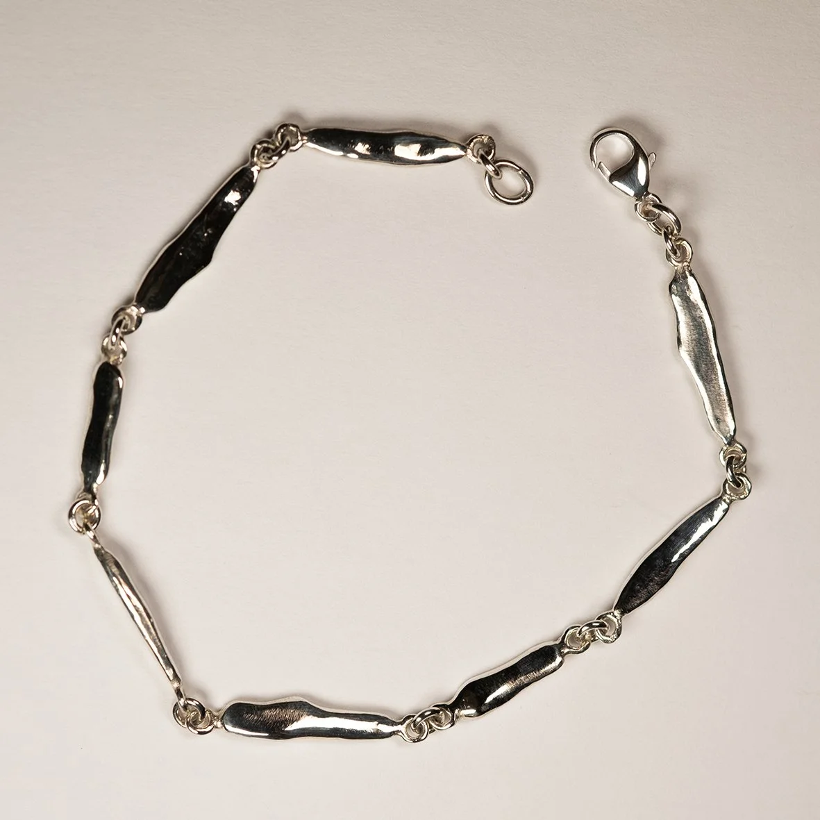 Exclusieve zilveren of gouden armband ontworpen en gemaakt in eigen workshop te Brugge