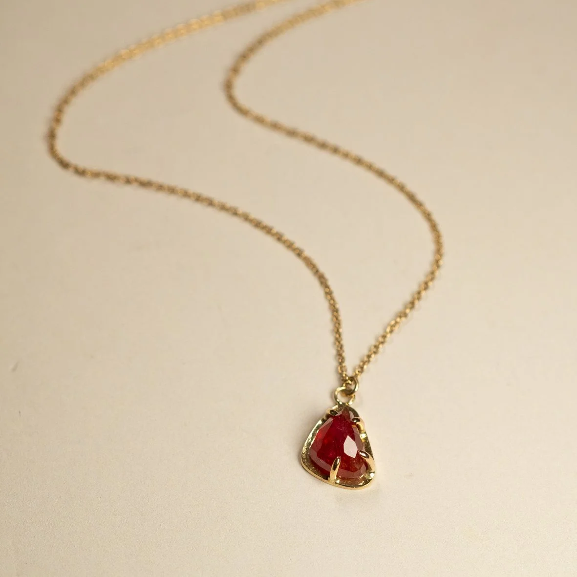 Ketting HELSINKI met robijn