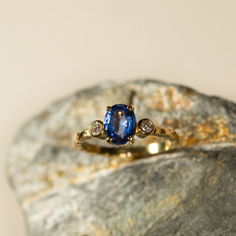 Ring ALICE met blauwe saffier en diamant