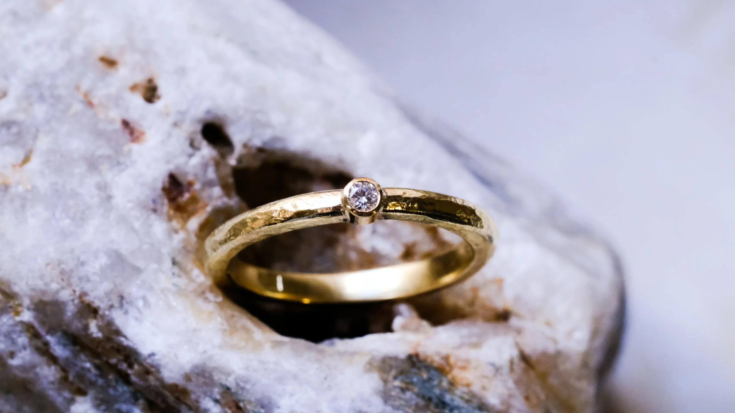 Custom made verlovingsring in geel goud 18k met diamant gemaakt eigen atelier in Brugge