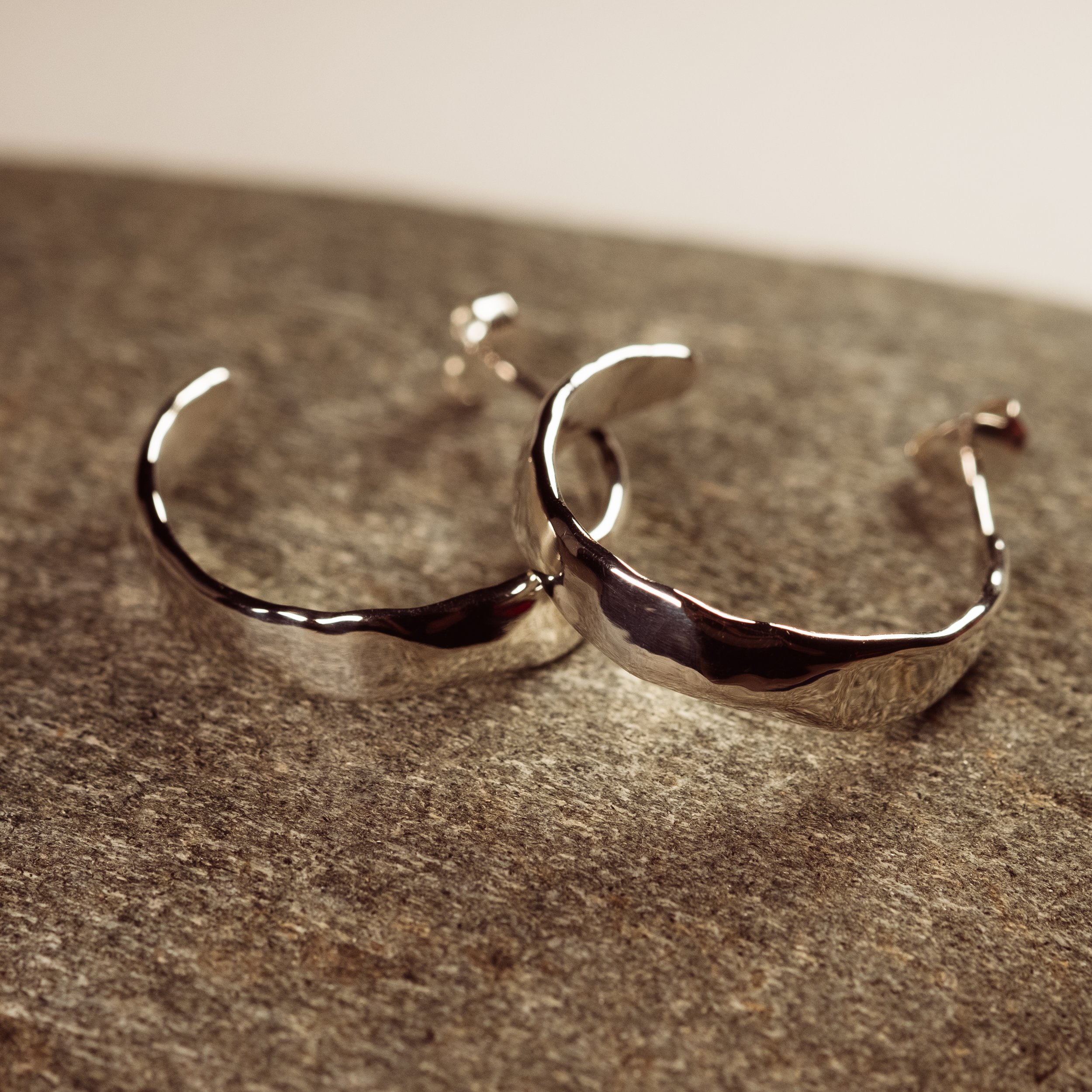 Exclusieve zilveren oorringen - ook verkrijgbaar in goud 18k- ontworpen door goudsmid te Brugge.