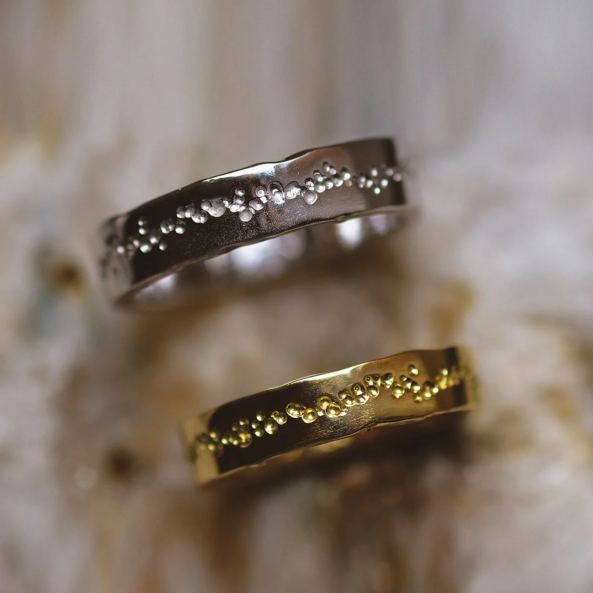 Ambachtelijk ontwerp van 18k gouden ringen Steps ontworpen door goudsmid in België