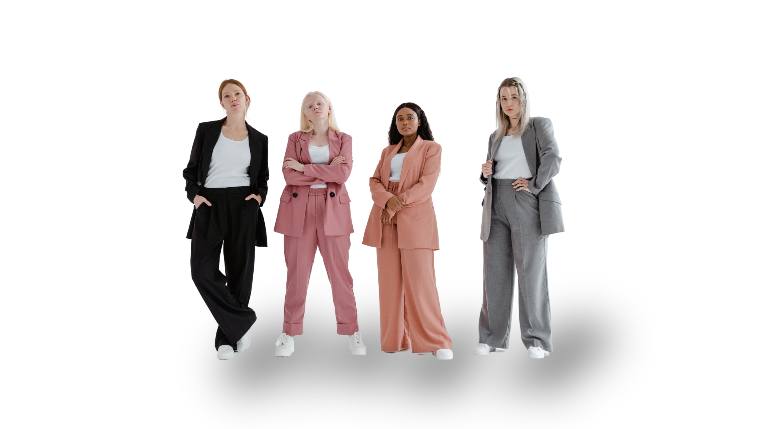 Fire kvinner i moteriktige dresser står ved siden av hverandre. De har på seg sorte, rosa og grå dresser, og hvite t-skjorter.