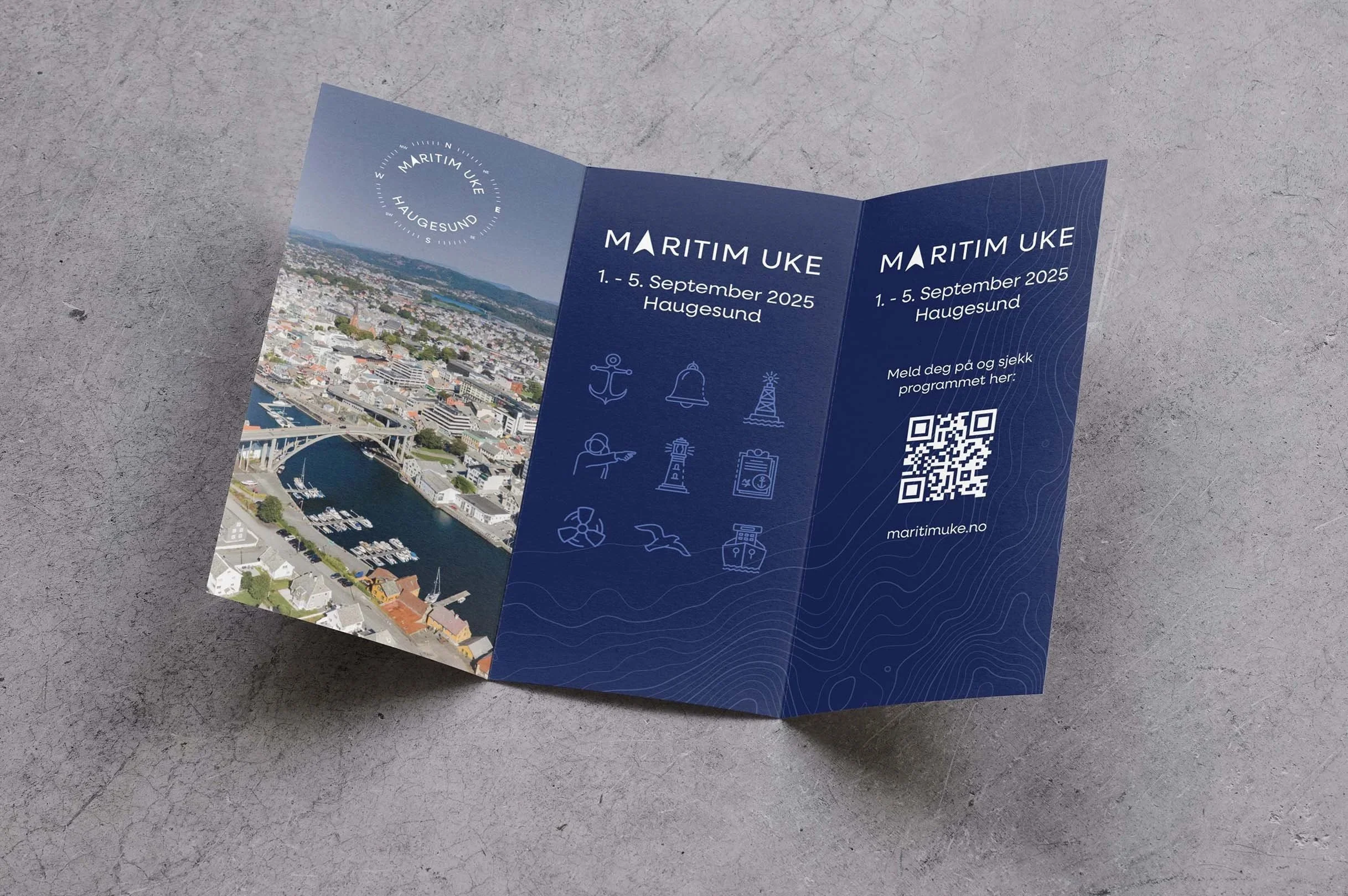 Tre-fold brosjyre for et Maritim uke i Haugesund, Norge, 1.–5. september 2025, med et bybilde tatt fra luften og arrangementdetaljer med ikoner av maritime symboler og en QR-kode.