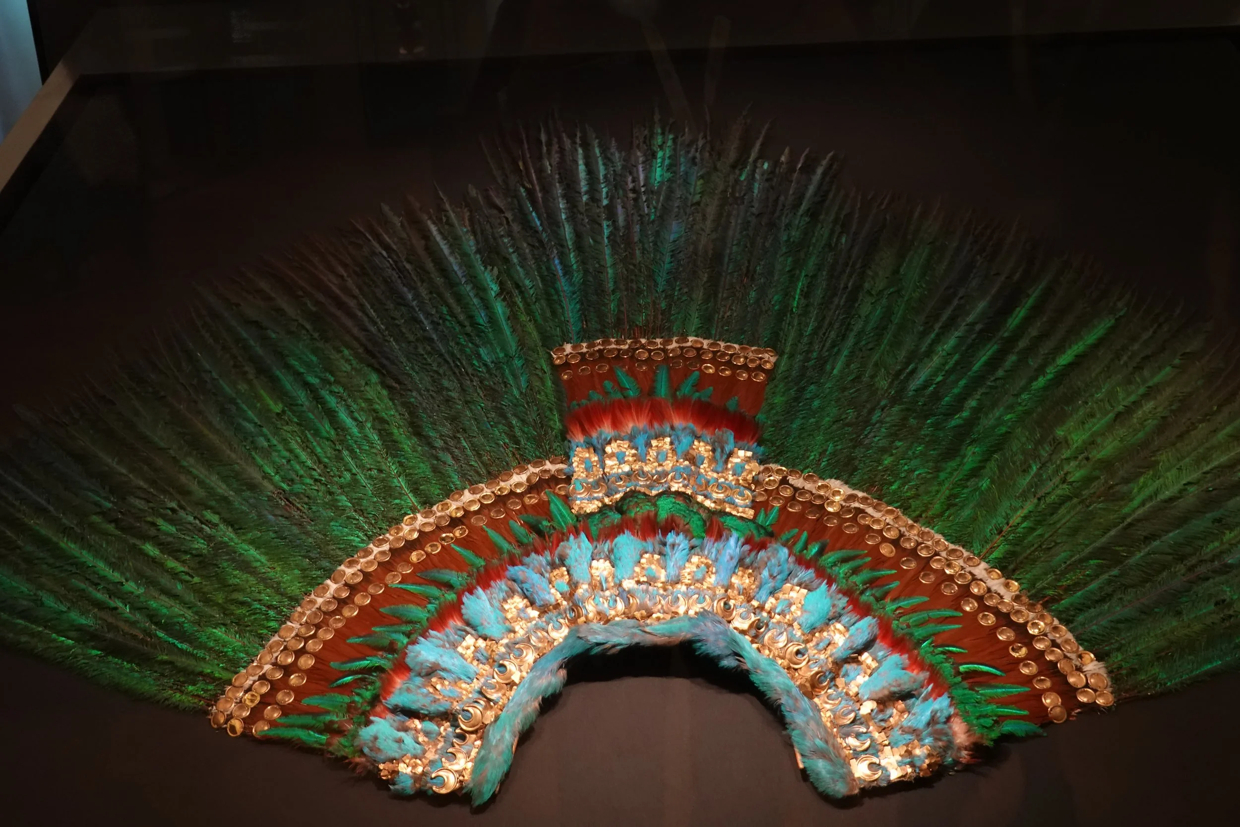 Figure 4: Feather Headdress, traditionally associated with Moctezuma II (before 1520. Photo: Weltmuseum, Vienna